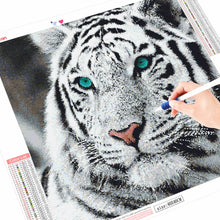 Charger l'image dans la galerie, Kit Broderie Diamant tigre aux yeux bleus