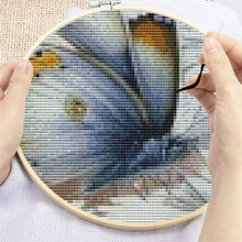 Charger l'image dans la galerie, Kit Point de Croix Marguerites et papillon bleu